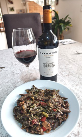 Con unos Penne venere con panceta y funghi porcini.