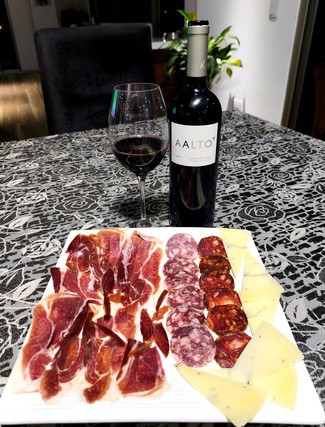 Con nuestro surtido de queso trufado, embutidos y jamón ibéricos
