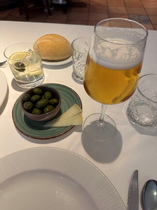 aperitivo pan y bebida