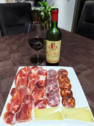 Con nuestro habitual surtido de queso al romero, embutidos y jamón ibéricos