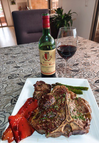 Con un brutal porterhouse d 1 Kg al romero con trigueros y pimientos
