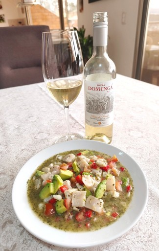 Con un refrescante ceviche de angelote y aguacate