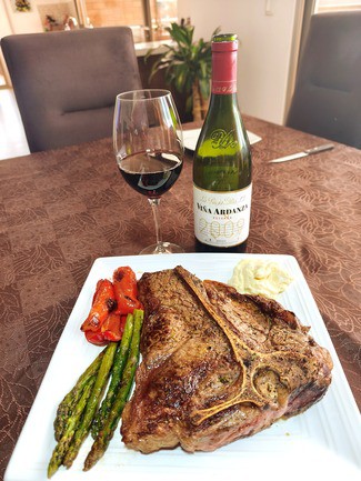 Con un colosal porterhouse con trigueros, pimientos y all-i-oli