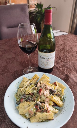 Con unos penne rigate con panceta y trufa