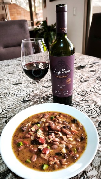 Con unos frijolitos con morcilla y panceta.
