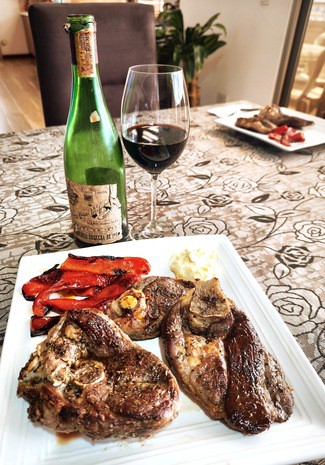 Con unas deliciosas chuletas de pierna de cordero con pimientos y all-i-oli
