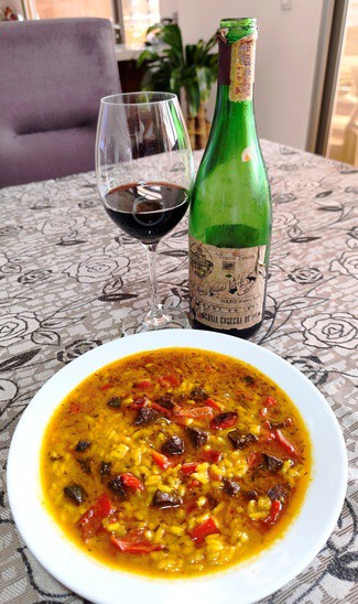 Con  un suculento arroz de rabo de toro con morcilla