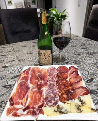 Con nuestro surtido de queso de oveja trufado, embutidos y jamón ibéricos