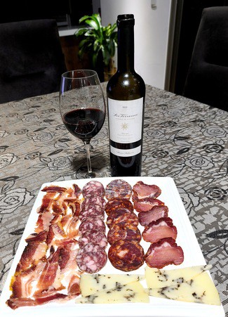 Con el surtido de los lunes de queso de oveja trufado, embutidos y jamón ibéricos