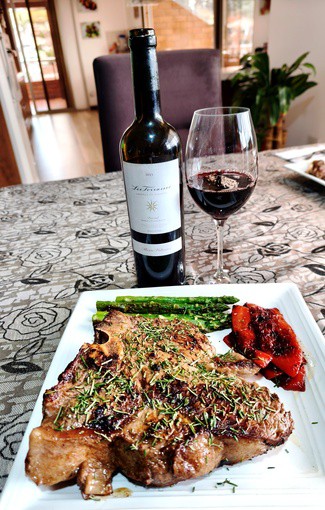 Con un brutal Porterhouse de 1 Kg al romero con trigueros y pimientos.