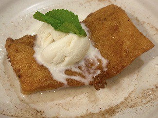 Torrija con sopa de coco y helado de canela