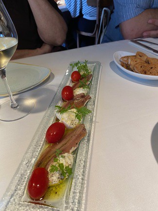 Anchoaas con burrata y tomate.