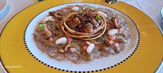 Carpaccio de manitas de cerdo con vinagreta de Boletus Edulis, judias de Santa Pau,setas de temporada, piñones, patatas y guisado de manitas de cerdo