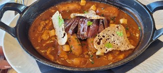 Niu. Guisado de tripitas de bacalao, palomo, salsichas, y butifarra negra.
