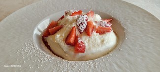 Fresas con nata, salsa de fresas, nata montada, sorbete de fresa, fresas silvestres y azucar en polvo.