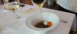 Menu- Consomme de Boletus Edulis con nido crujiente y huevo de codorniz.