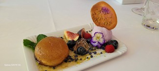 Carta-Tatín de manzana de Torroella con toffee y violetas.