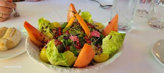 Carta-Ensalada de temporada con granada y aceite de Eremedàs