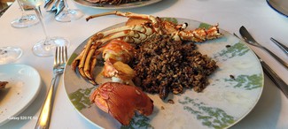 Langosta con arroz seco con alcachofas.