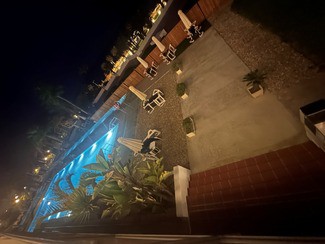 piscina de noche desde el comedor
