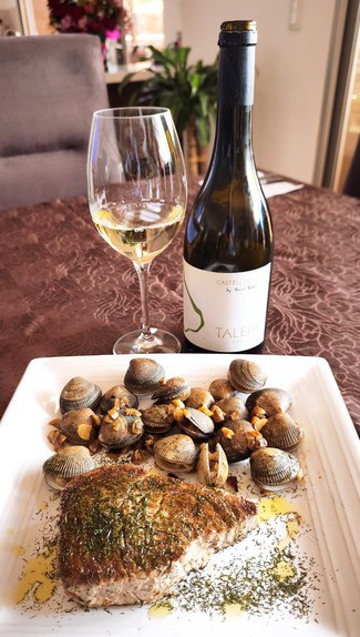 Con un lomo de albacora al tomillo con unas almejas salteaditas.