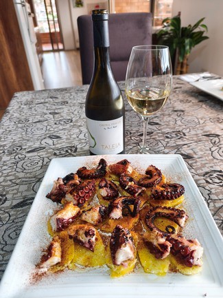 Con un exquisito pulpo a la gallega.