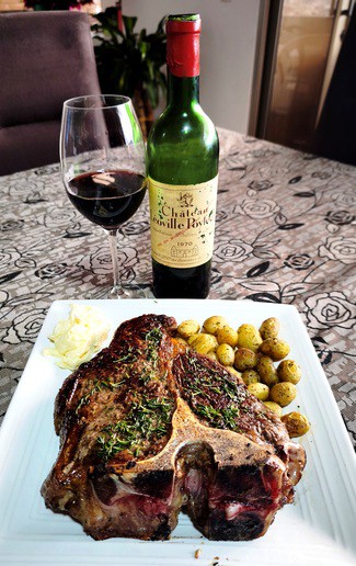Con un tremendo Porterhouse de 1 Kg al romero con papas chaucha y all-i-oli